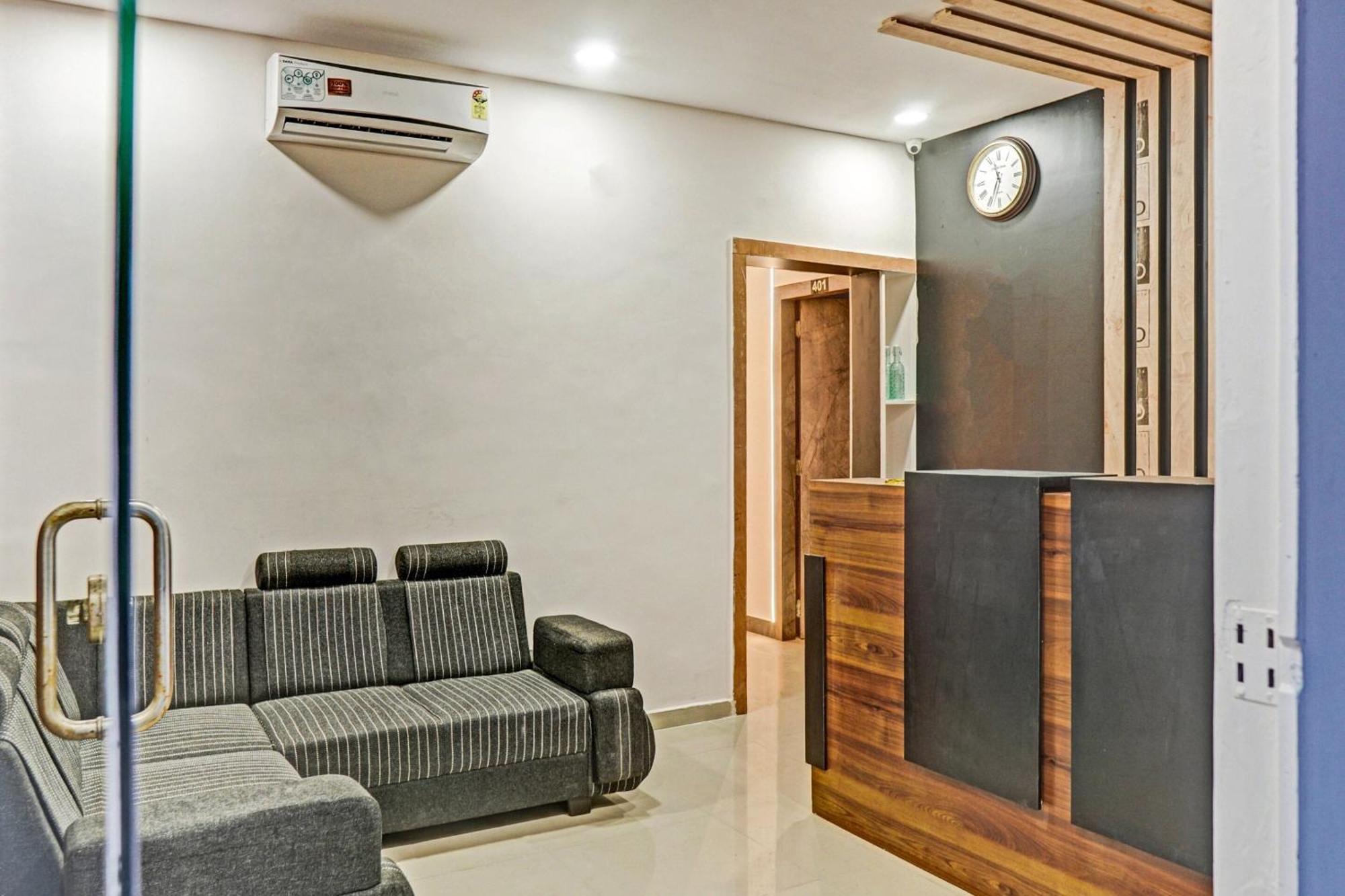Capital O 84670 Hotel Sigma Inn Surat Esterno foto
