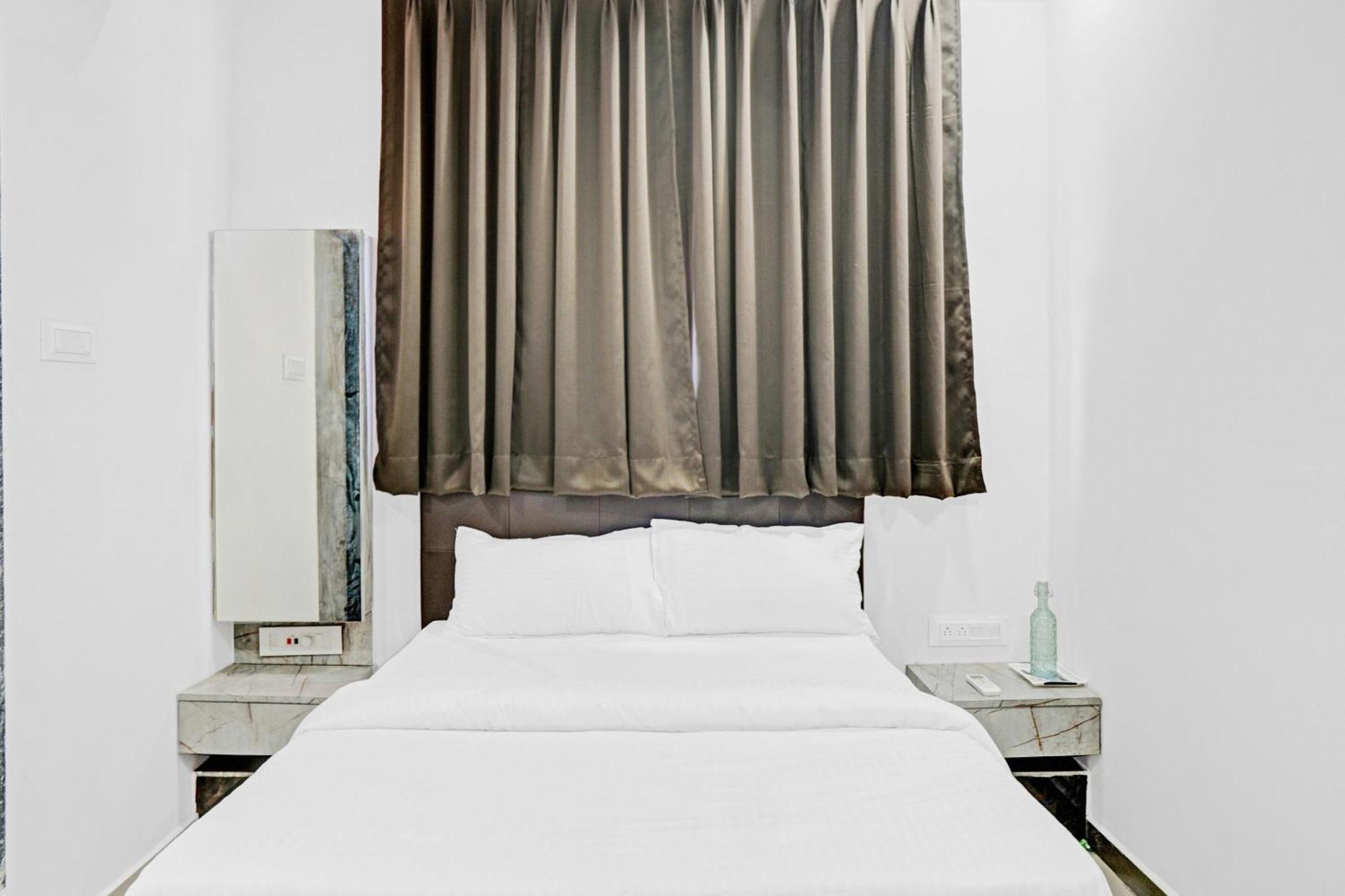 Capital O 84670 Hotel Sigma Inn Surat Esterno foto
